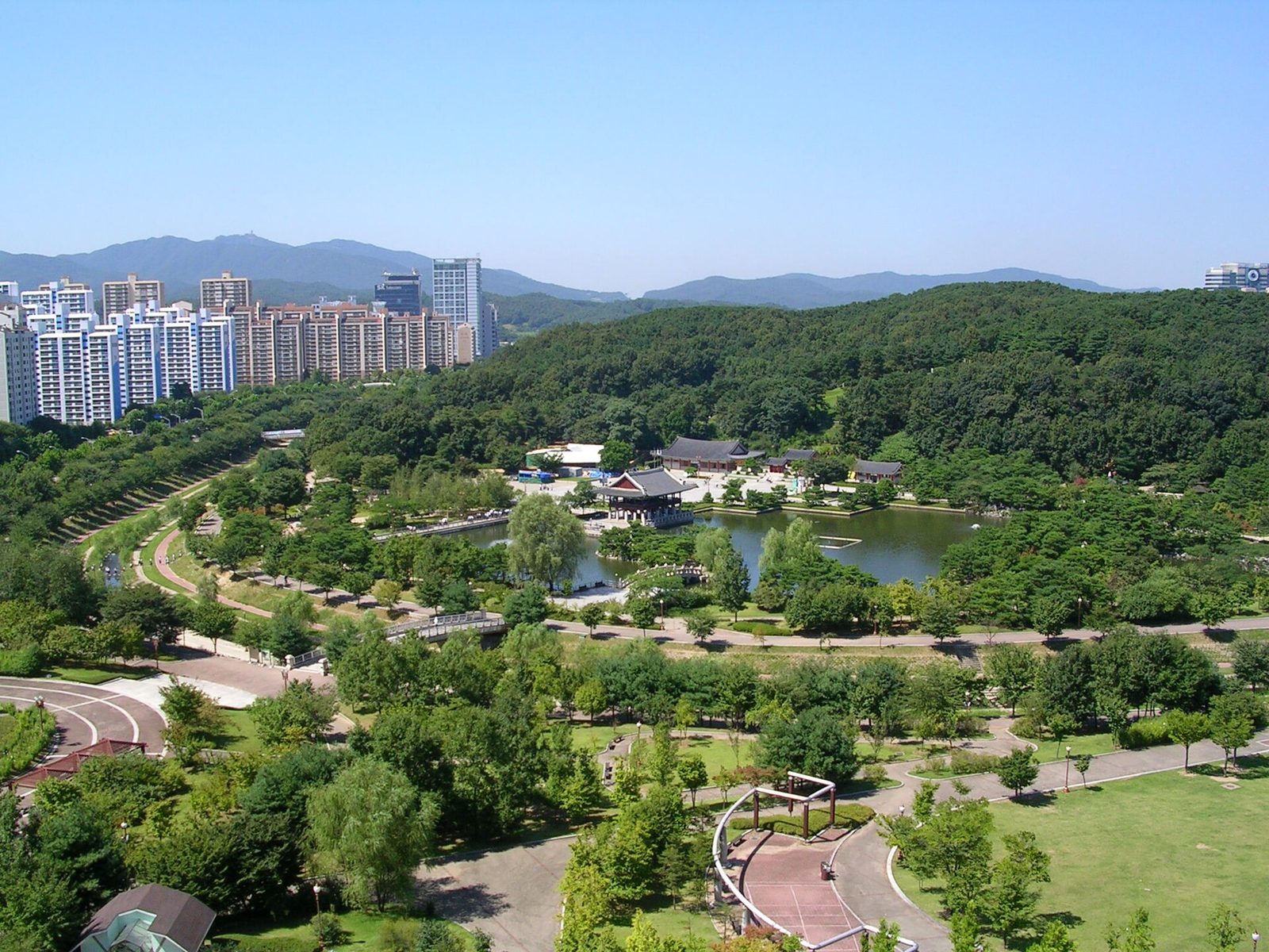 분당 중앙공원에서 바라본 아파트 단지와 공원