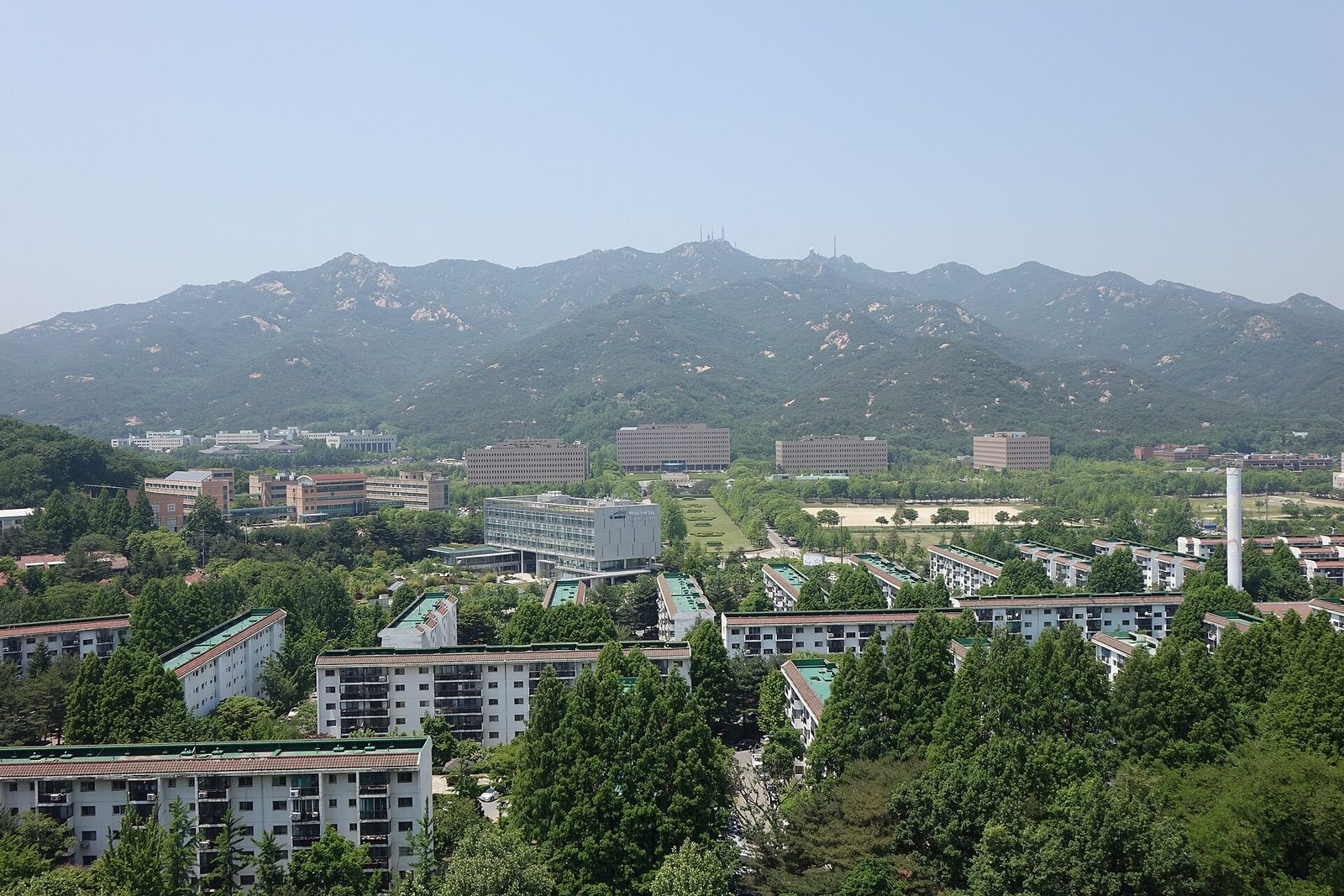 과천 정부청사 일대. 앞쪽에 저층 아파트 단지가 있고 뒤로 청사 건물과 산이 보인다