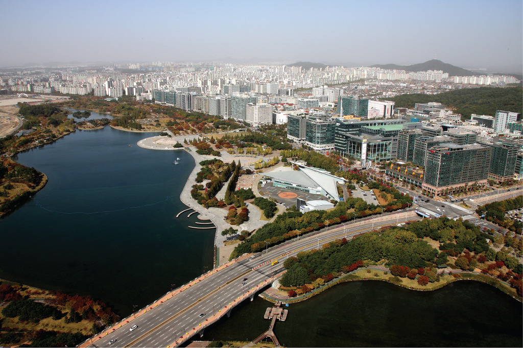 일산호수공원과 그 너머로 지평선까지 이어지는 일산신도시의 아파트 단지