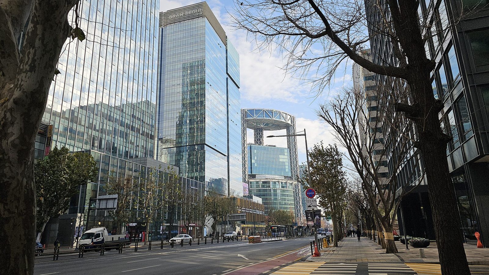 종로 일대 도심 거리. 고층 건물과 가로수가 늘어서 있다