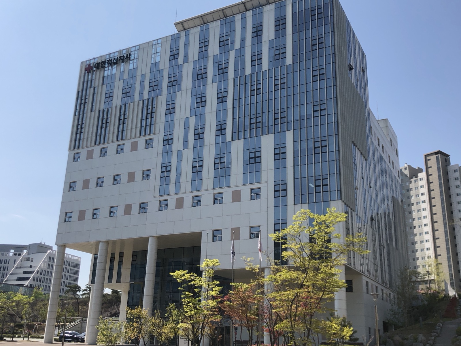 원주혁신도시에 자리 잡은 대한적십자사 본사 건물과 뒤편 아파트 단지
